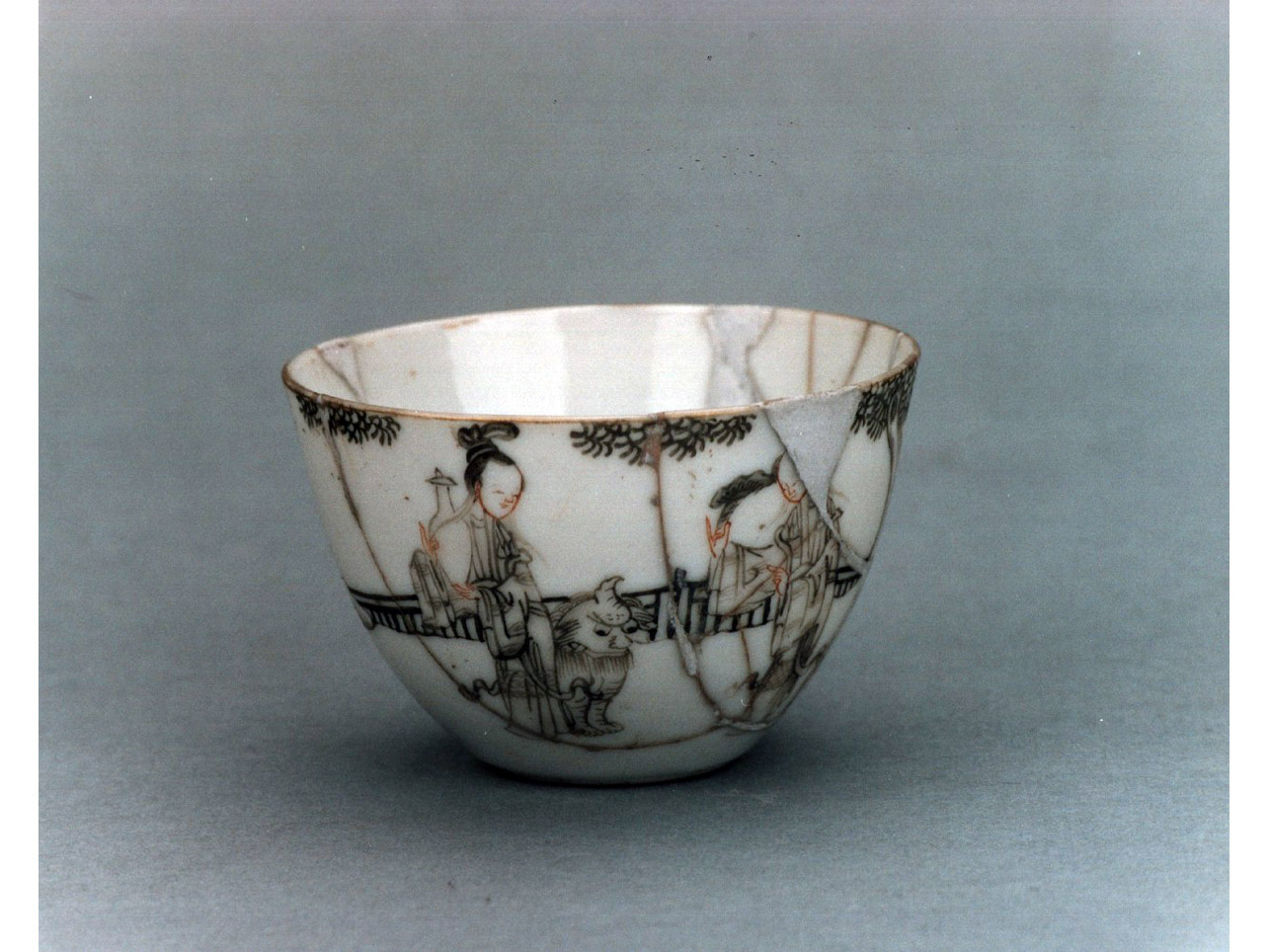 figure orientali e animale fantastico/ motivi decorativi vegetali (tazzina) - manifattura cinese (sec. XVIII)