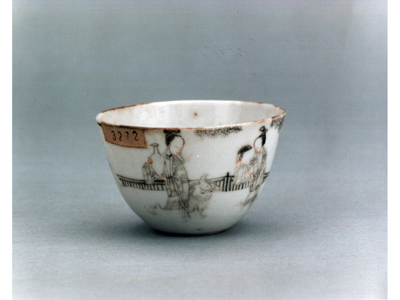 figure orientali e animale fantastico/ motivi decorativi vegetali (tazzina) - manifattura cinese (sec. XVIII)