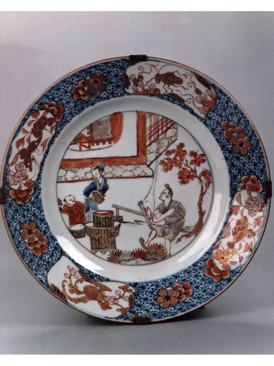 scena di vita quotidiana/ motivi decorativi vegetali e animali (piatto) - manifattura cinese (sec. XVIII)