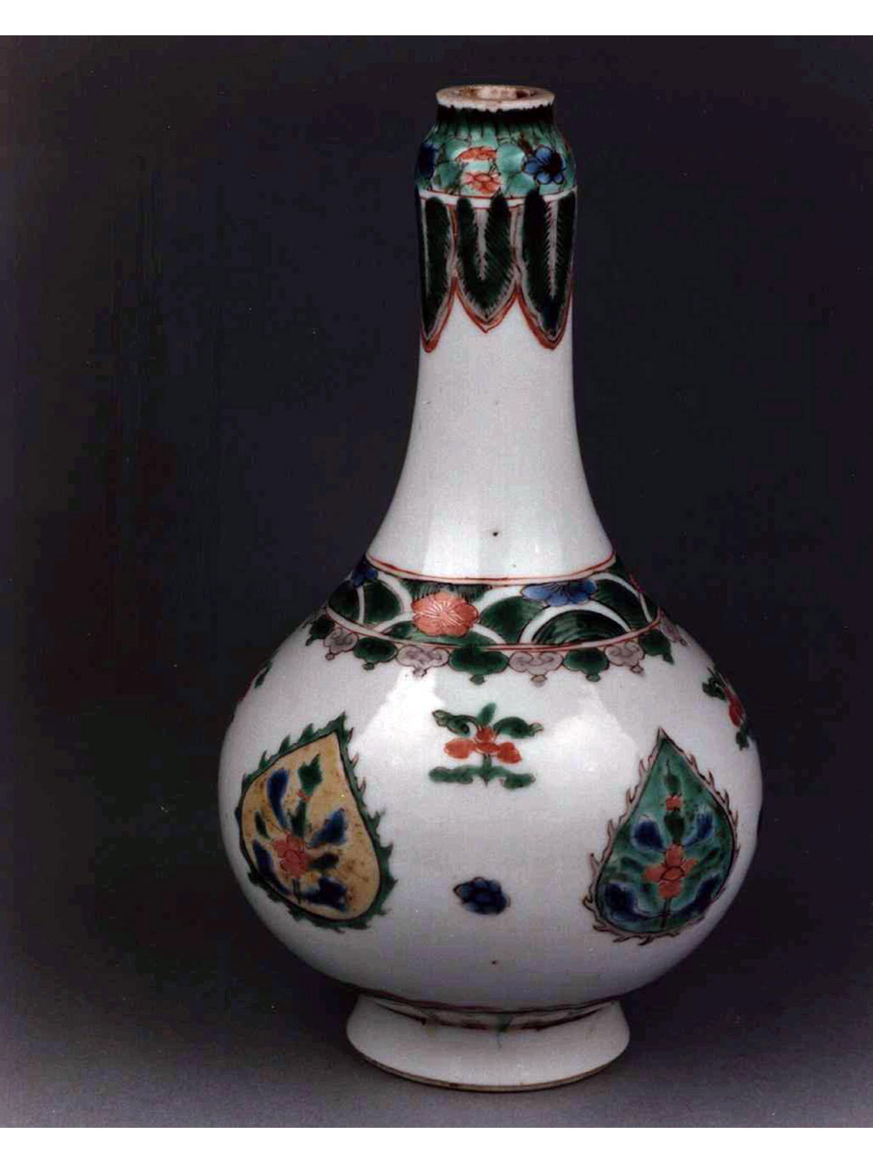 motivi decorativi geometrici e vegetali (bottiglia) - manifattura cinese (secc. XVII/ XVIII)