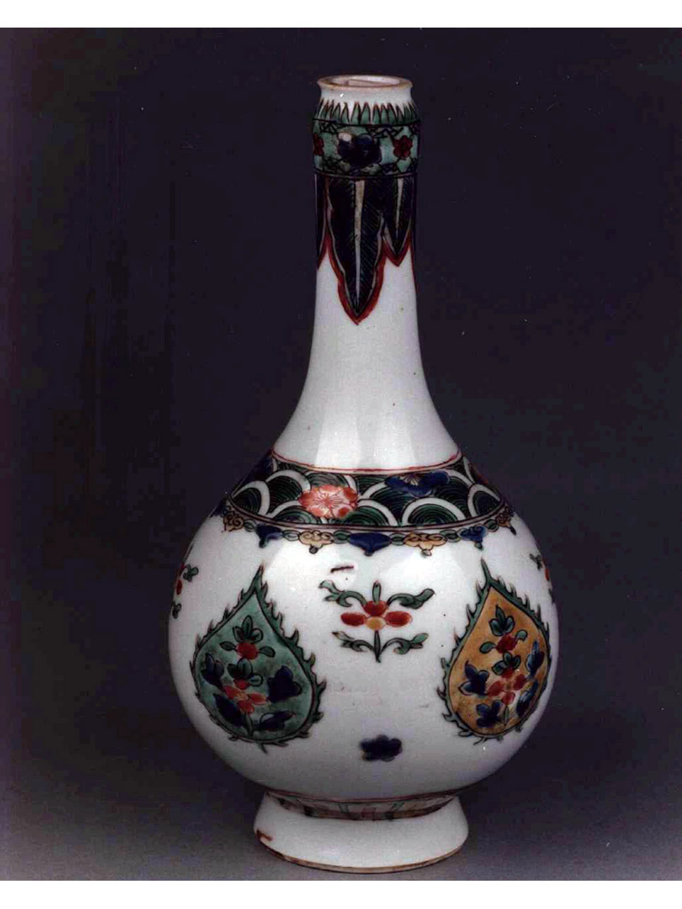 motivi decorativi geometrici e vegetali (bottiglia) - manifattura cinese (secc. XVII/ XVIII)