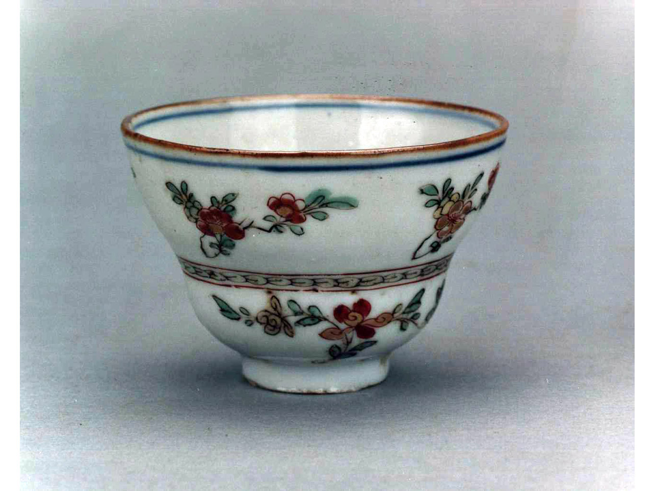 motivi decorativi floreali (tazzina) - manifattura cinese (primo quarto sec. XVIII)