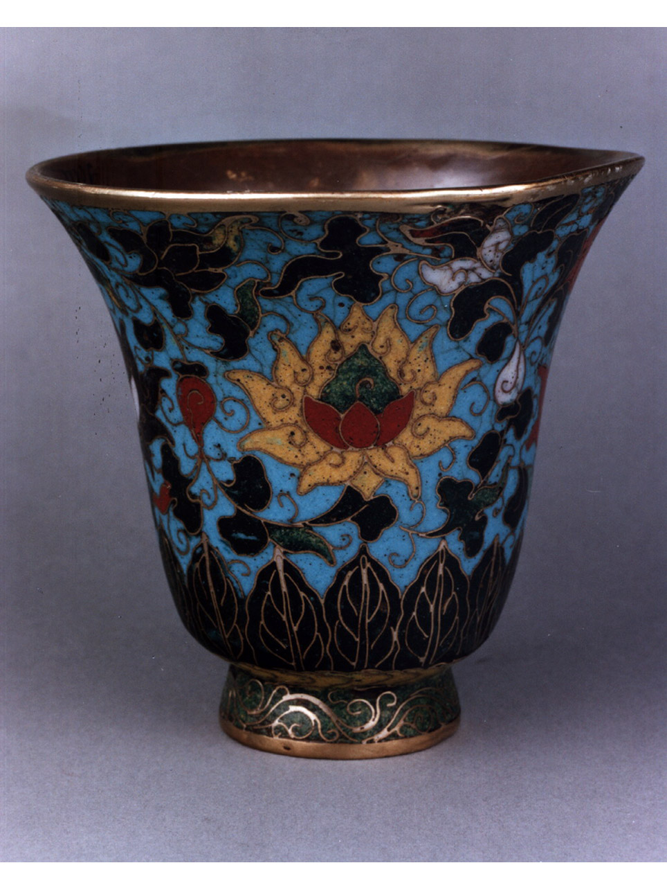 motivi decorativi vegetali (bicchiere) - manifattura cinese (prima metà sec. XVI)