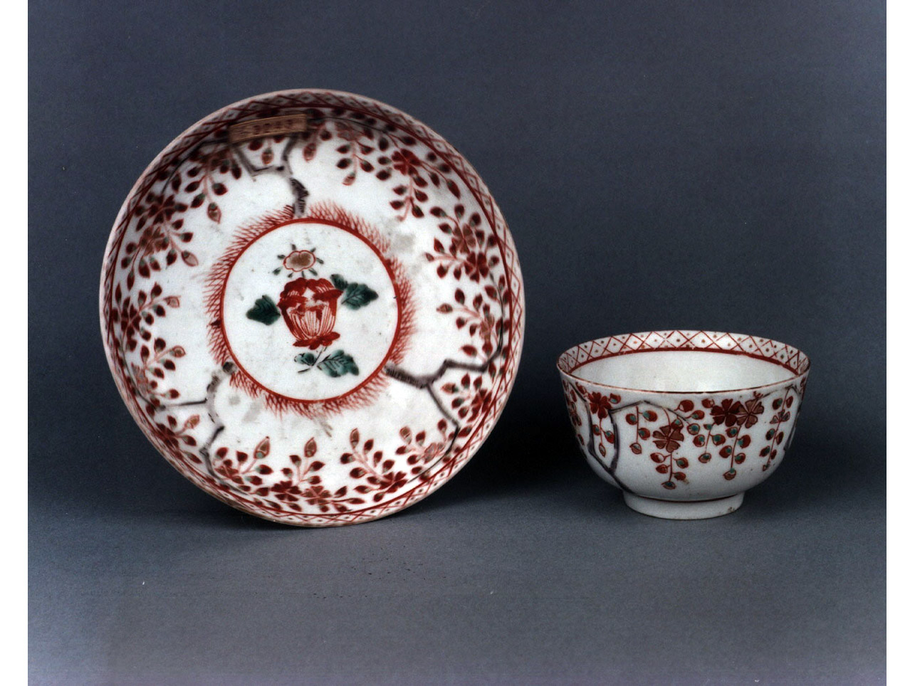 motivi decorativi geometrici e vegetali (piattino) - manifattura cinese (primo quarto sec. XVIII)