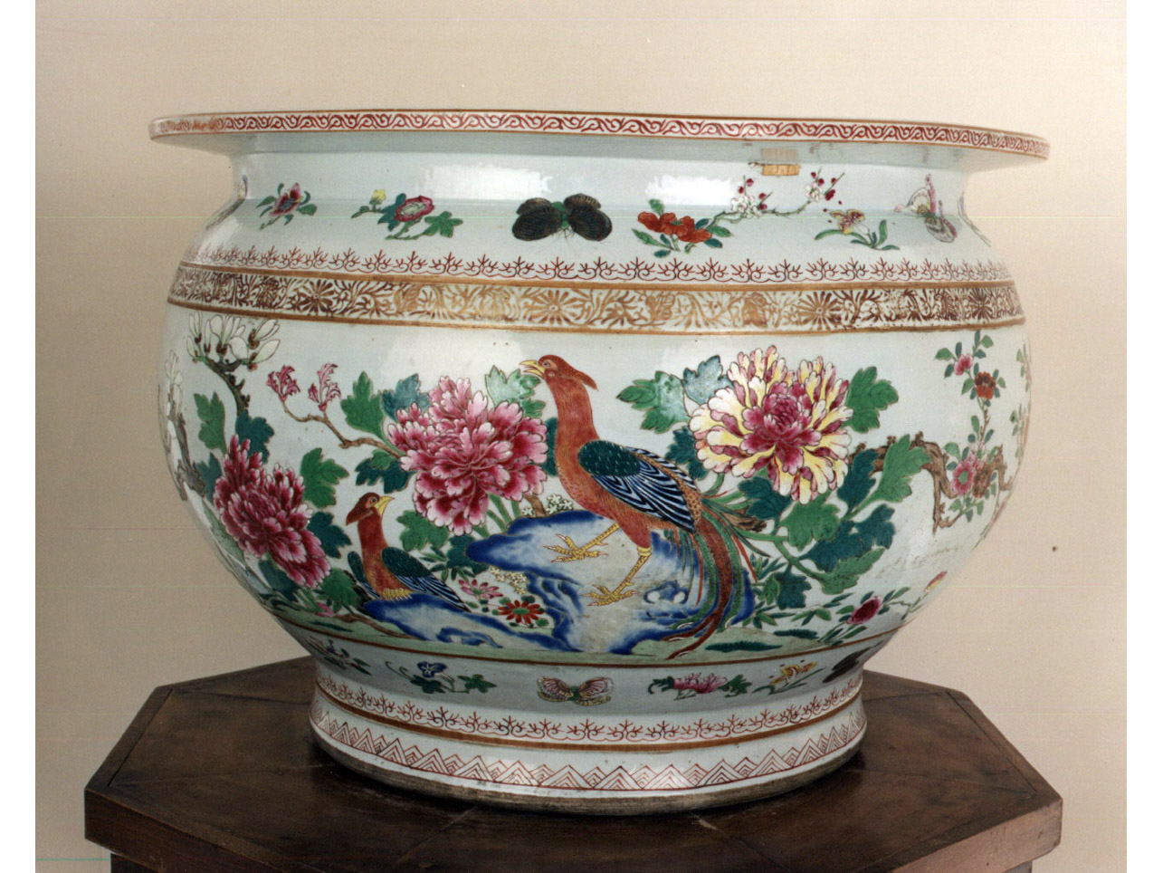 motivi decorativi vegetali e animali (vasca) - manifattura cinese (terzo quarto sec. XVIII)