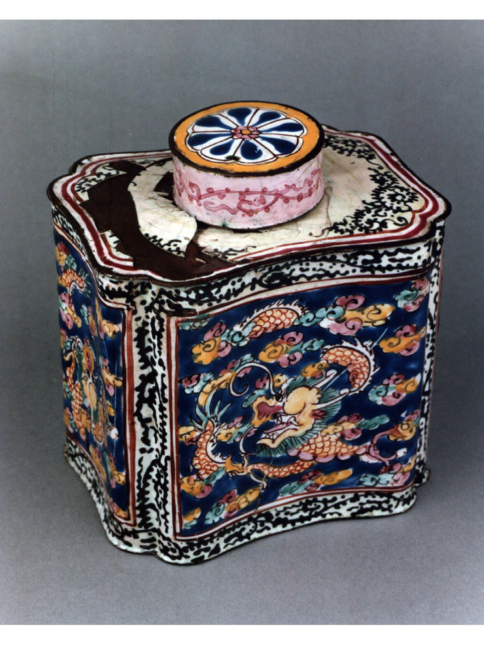 motivi decorativi geometrici e vegetali (barattolo) - manifattura cinese (secc. XVII/ XVIII)