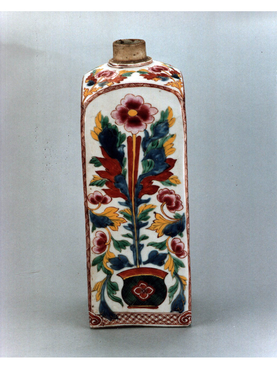 motivi decorativi geometrici e vegetali (bottiglia) - manifattura giapponese (sec. XVII)