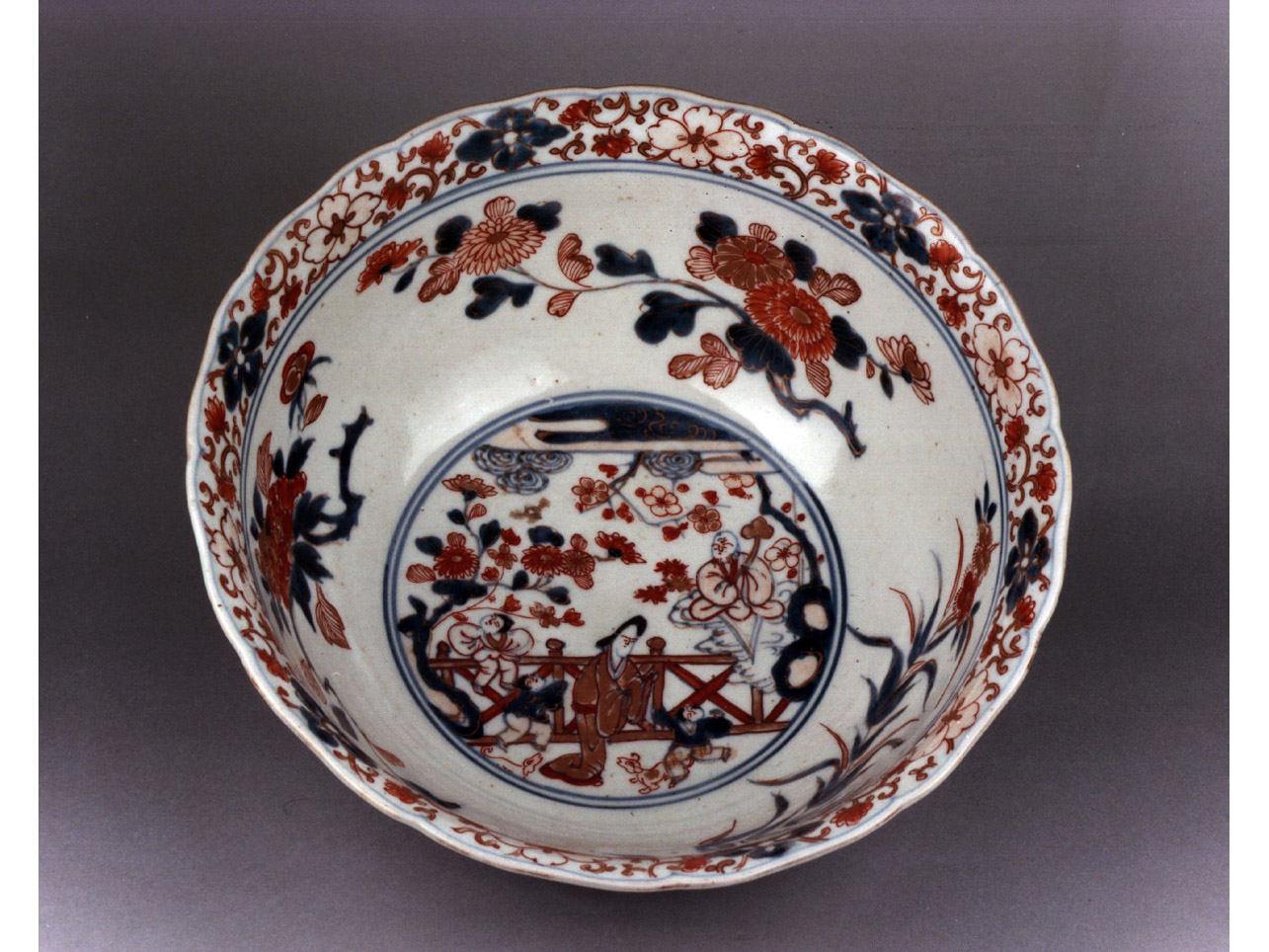 paesaggio con figure/ motivi decorativi vegetali e animali (coppa) - manifattura di Arita (secc. XVII/ XVIII)