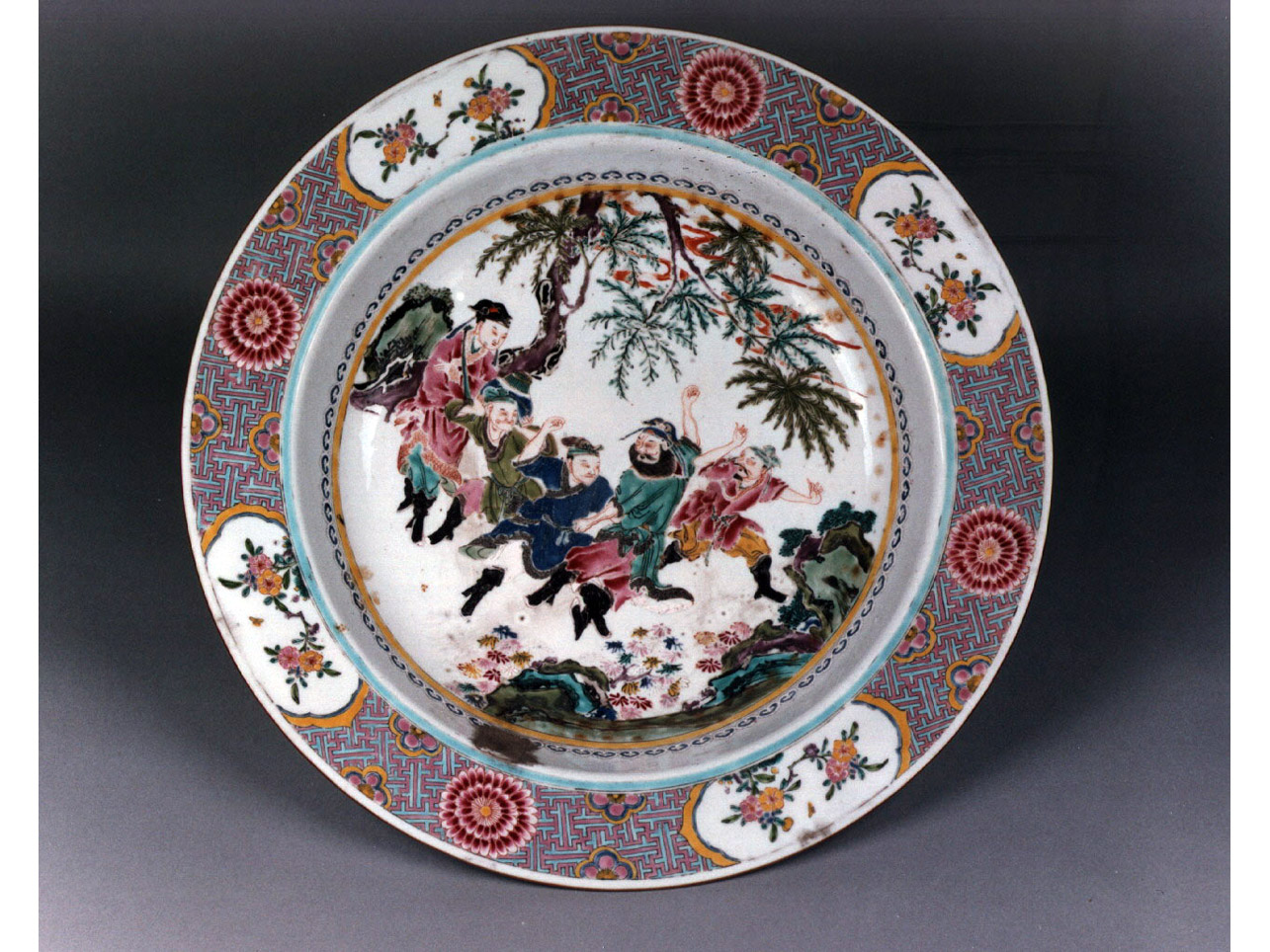 paesaggio con figure/ motivi decorativi geometrici e vegetali (bacile) - manifattura cinese (sec. XVIII)