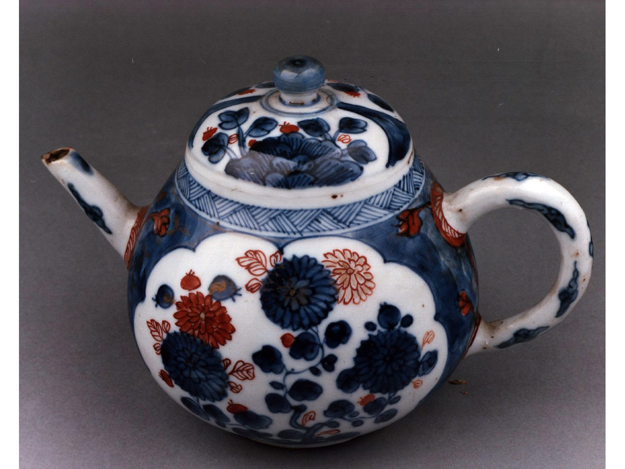 motivi decorativi geometrici e vegetali (teiera) - manifattura di Arita (sec. XVIII)