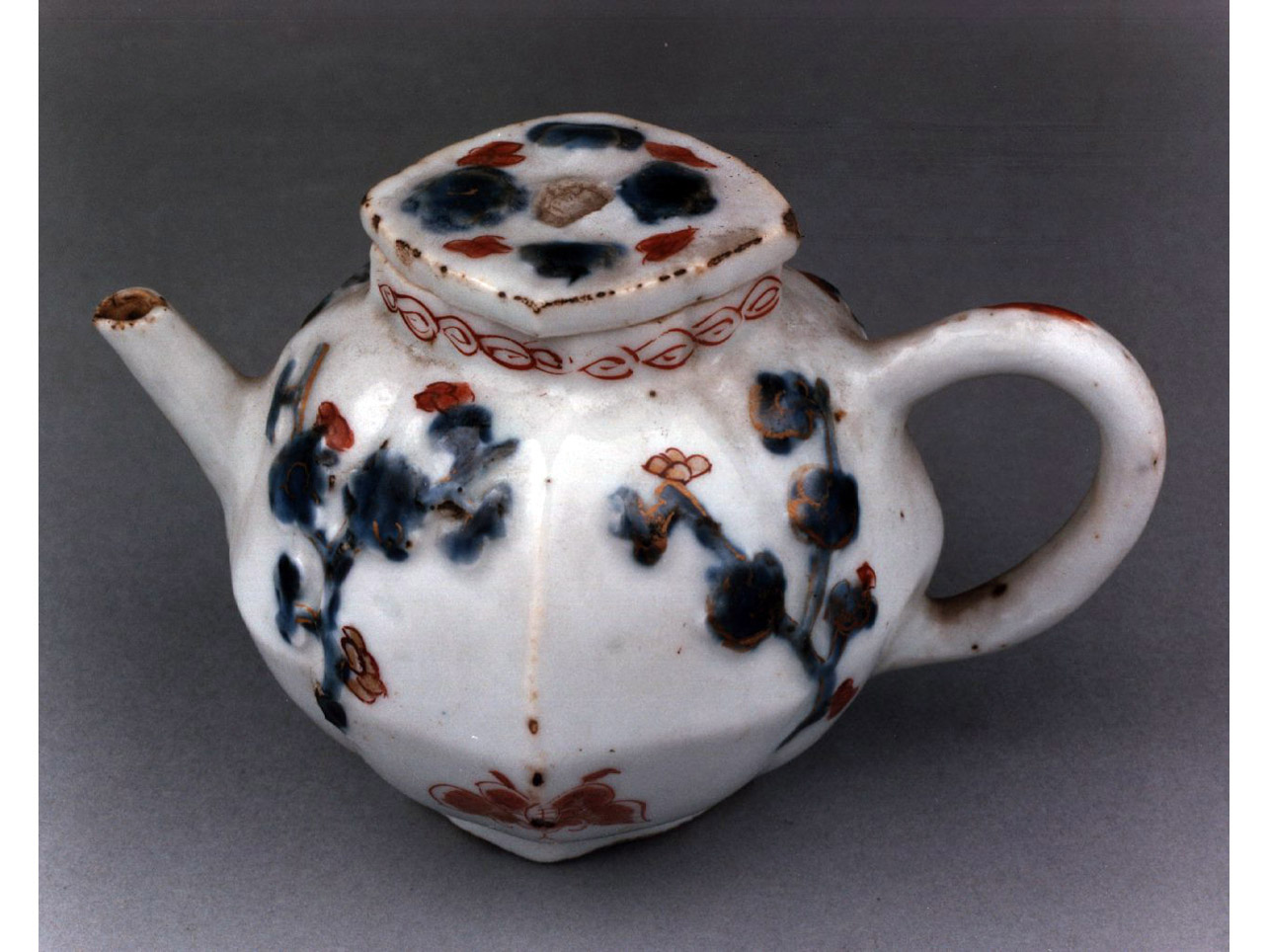 motivi decorativi vegetali e animali (teiera) - manifattura di Arita (sec. XVIII)