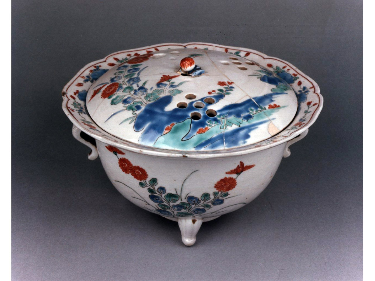 motivi decorativi vegetali e animali (bruciaprofumi) - manifattura di Arita (sec. XVIII)