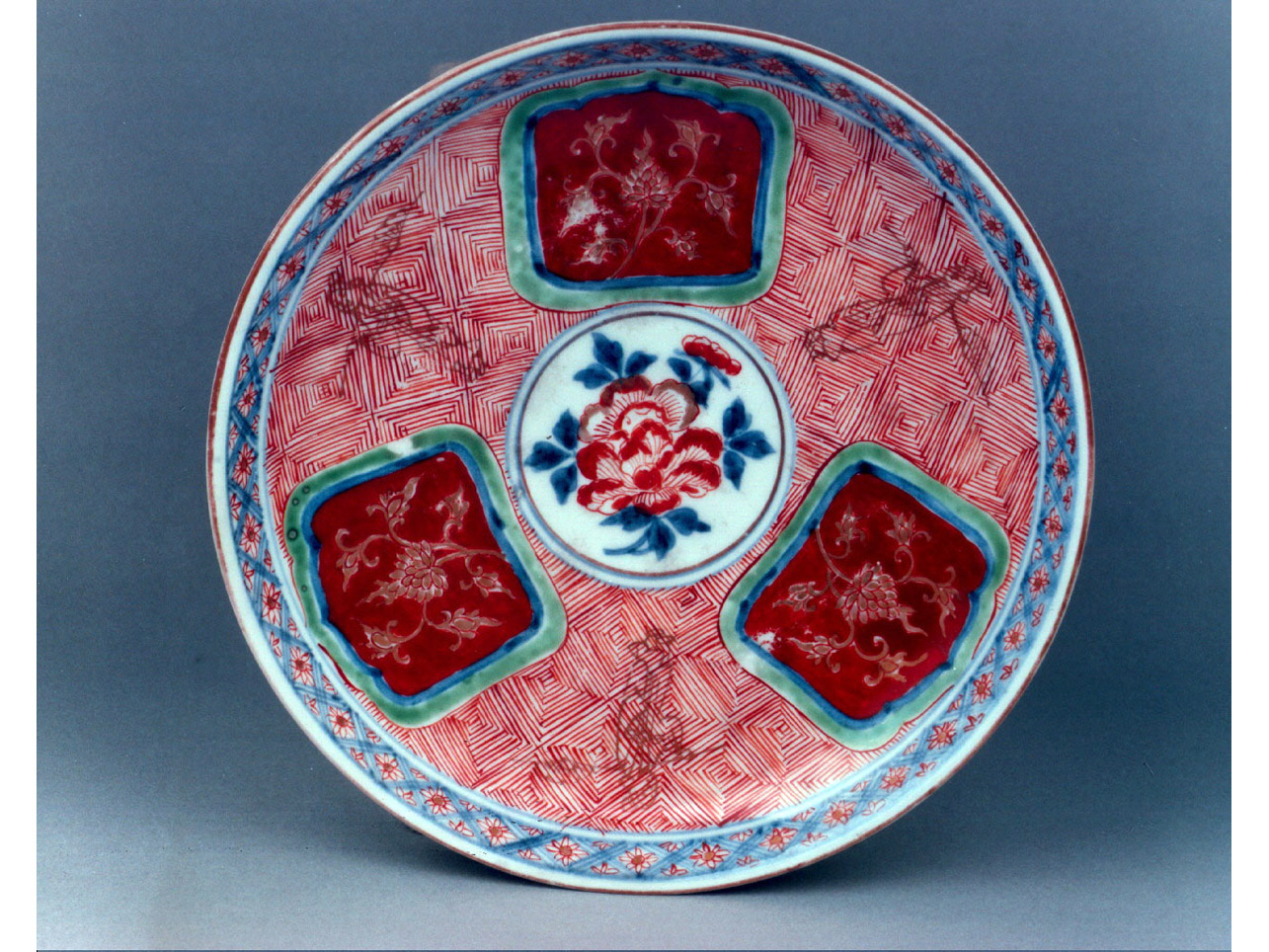 motivi decorativi geometrici e vegetali (piatto) - manifattura di Arita (secc. XVII/ XVIII)
