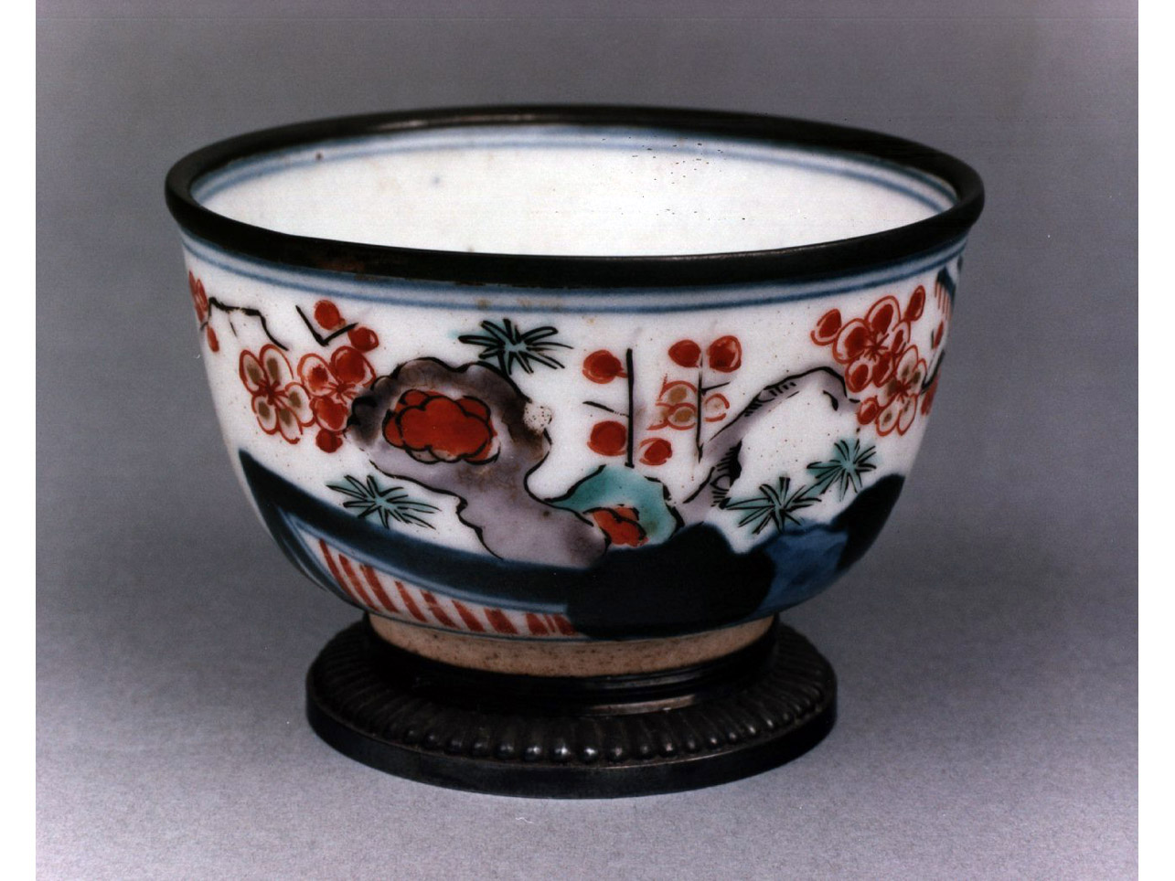 motivi decorativi vegetali (tazzina) - produzione europea, manifattura cinese (primo quarto sec. XVIII)