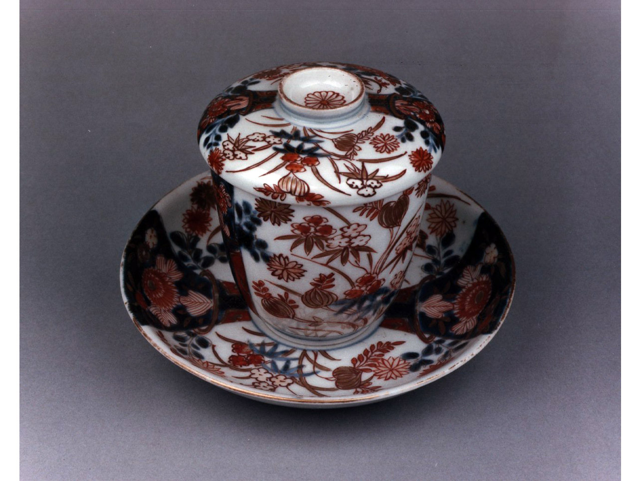 motivi decorativi geometrici e vegetali (tazza) - manifattura di Arita (sec. XVIII)