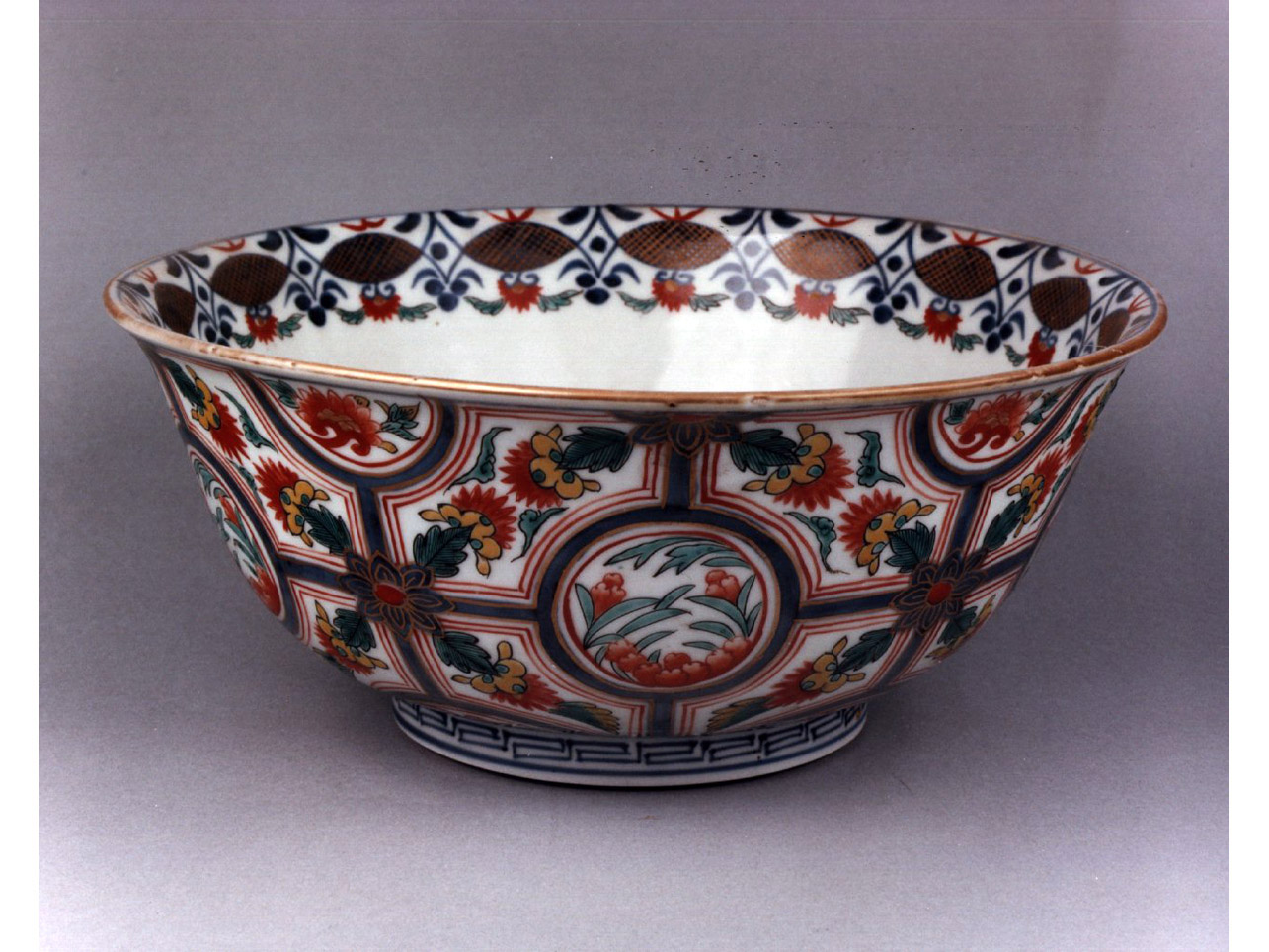 motivi decorativi geometrici e vegetali (ciotola) - manifattura di Arita (secc. XVII/ XVIII)