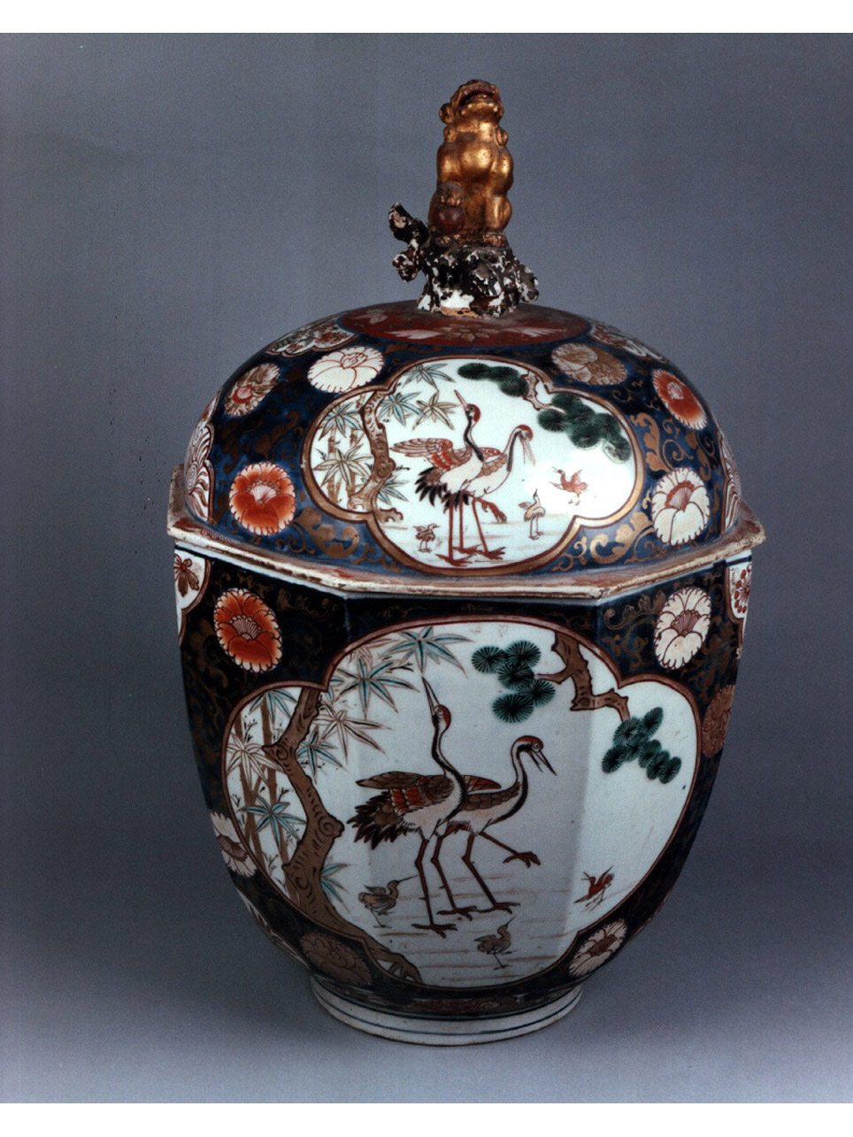 motivi decorativi vegetali e animali (vaso) - manifattura di Arita (secc. XVII/ XVIII)