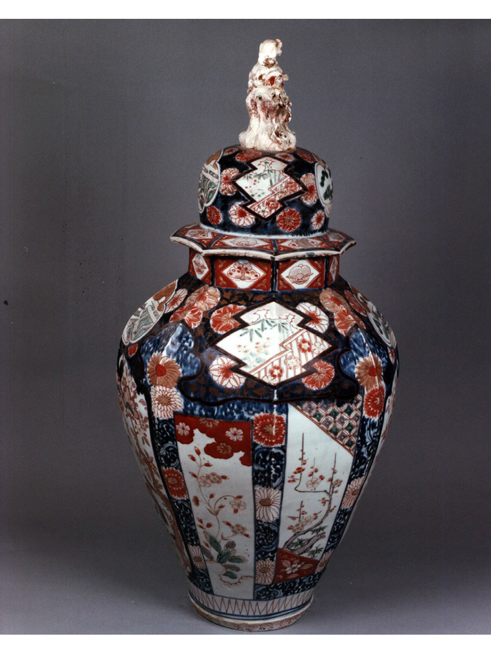 motivi decorativi vegetali e animali (vaso) - manifattura di Arita (prima metà sec. XVIII)