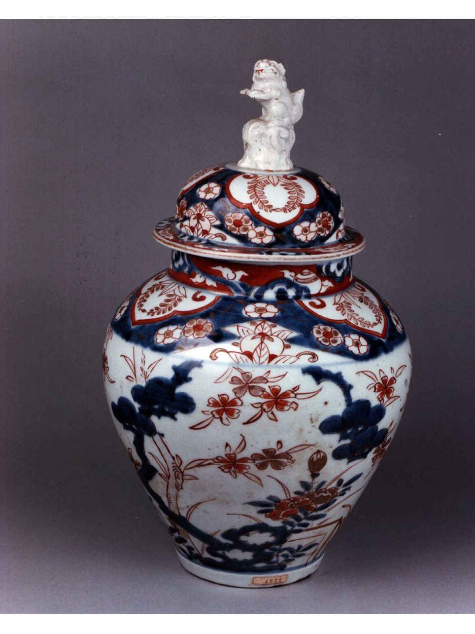 motivi decorativi vegetali e animali (vaso) - manifattura di Arita (sec. XVIII)