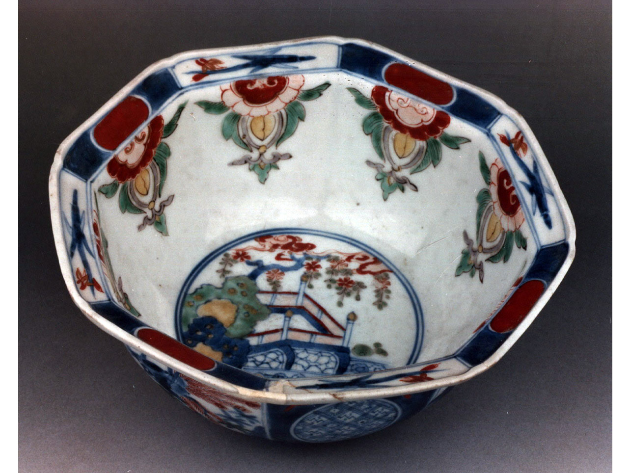 motivi decorativi geometrici e vegetali (coppa) - manifattura di Arita (sec. XVII)