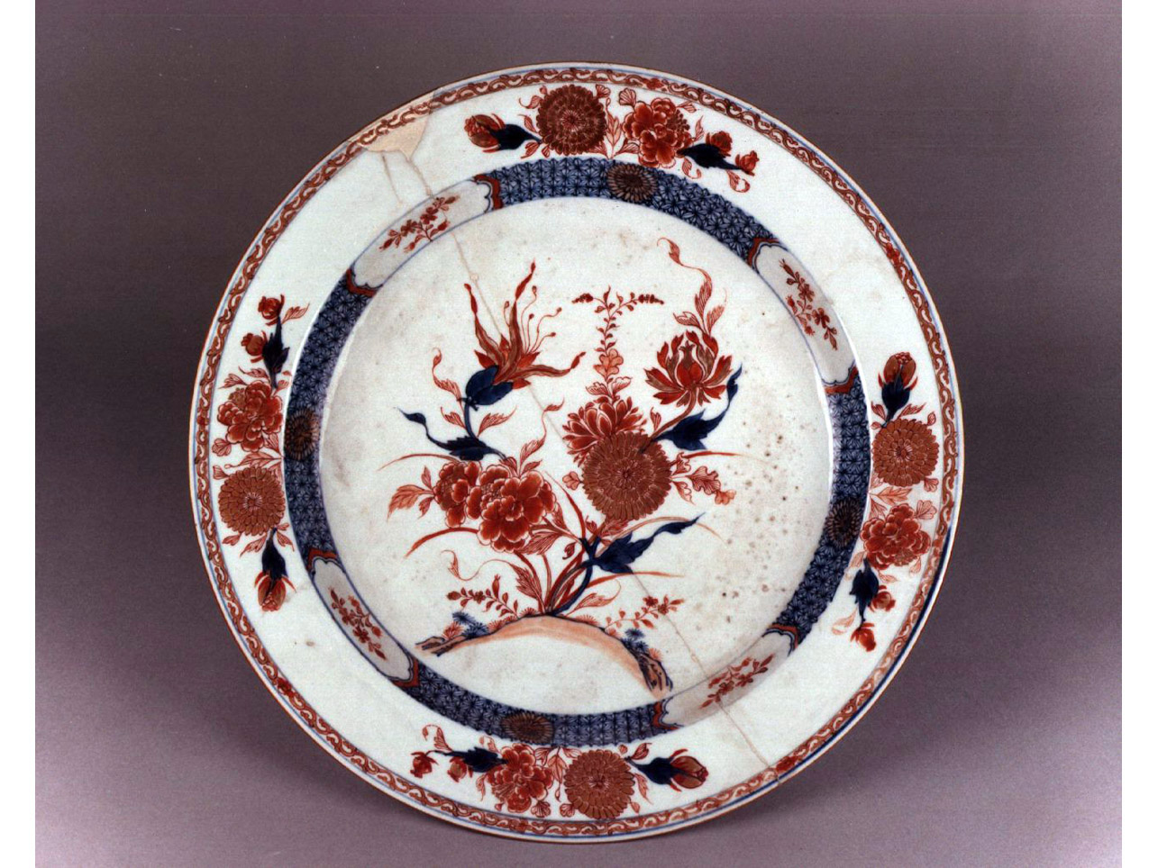 motivi decorativi geometrici e vegetali (piatto) - manifattura cinese (sec. XVIII)