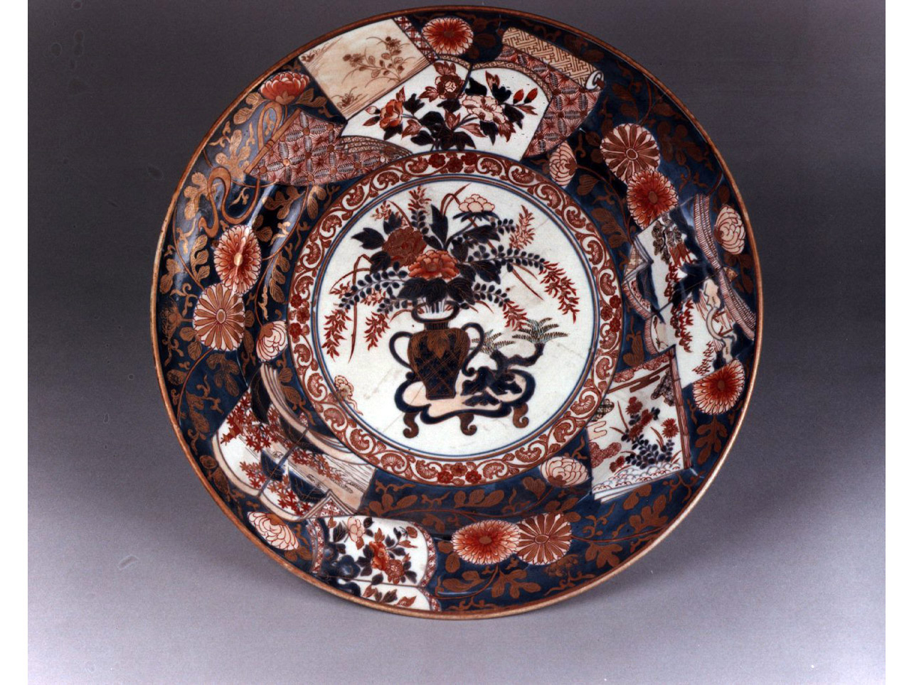 motivi decorativi geometrici e vegetali (bacile) - manifattura di Arita (secc. XVII/ XVIII)