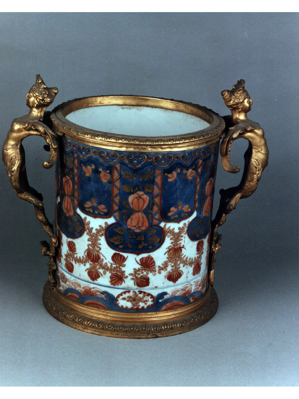 motivi decorativi geometrici e vegetali (vaso) - manifattura cinese, produzione europea (primo quarto sec. XVIII)