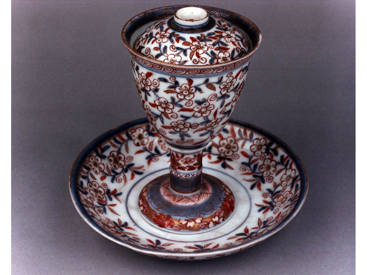 motivi decorativi geometrici e vegetali (bicchiere) - manifattura cinese (secc. XVII-XVIII)