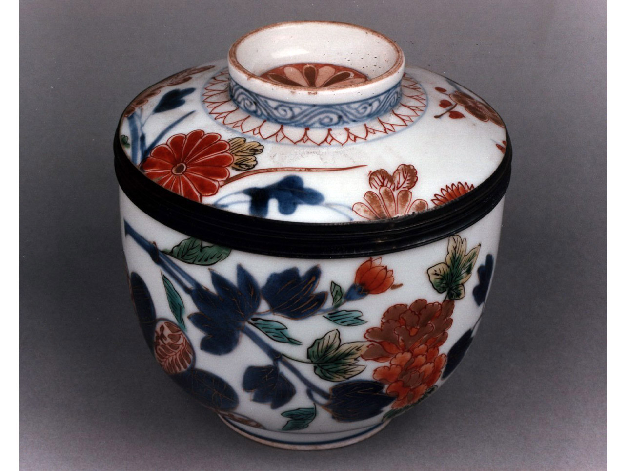 motivi decorativi geometrici e vegetali (tazza) - manifattura di Arita (secc. XVII/ XVIII)