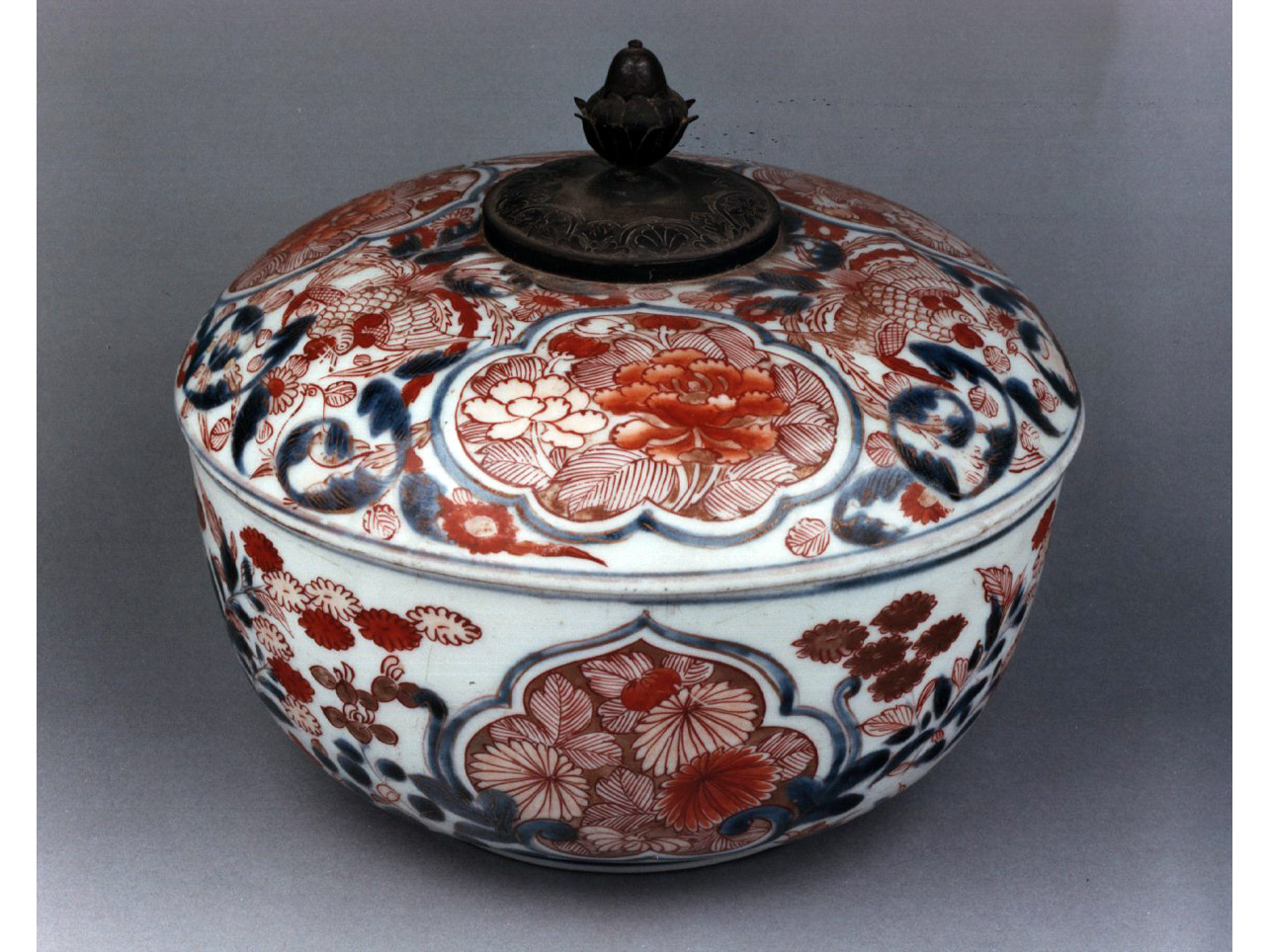 motivi decorativi vegetali e animali (coppa) - manifattura francese, manifattura di Arita (sec. XVIII)