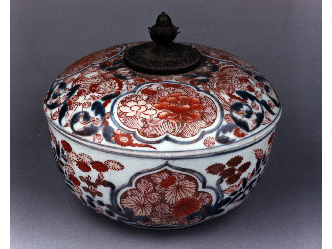 motivi decorativi vegetali e animali (coppa) - manifattura francese, manifattura di Arita (sec. XVIII)