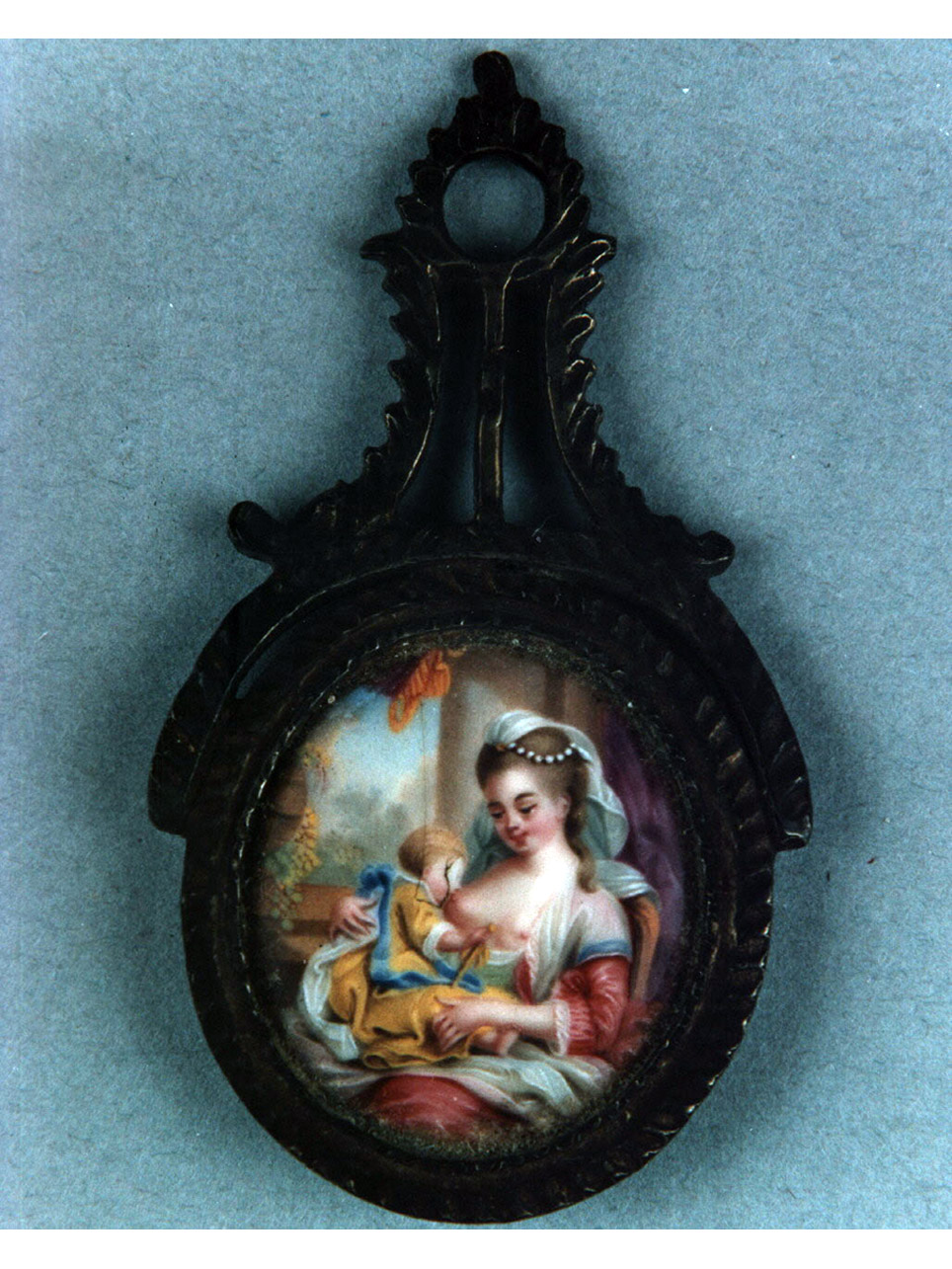 giovane madre con infante (medaglione) - bottega francese (sec. XVIII)