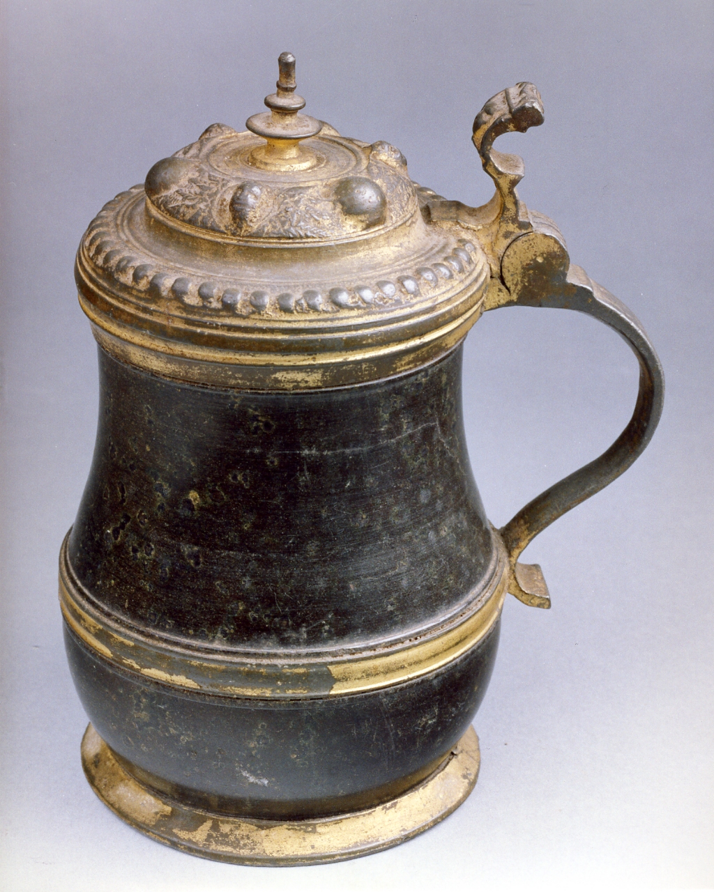 figura femminile con putto alato (piatto) di Gentili (bottega) - manifattura di Castelli (metà sec. XVIII)