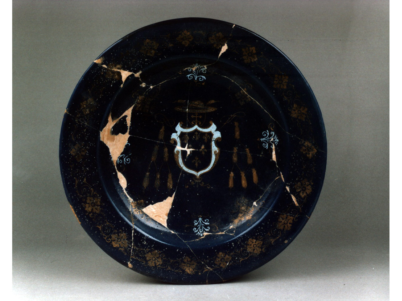stemma cardinalizio (piatto) di Pompei Orazio (bottega) - manifattura di Castelli (sec. XVI)