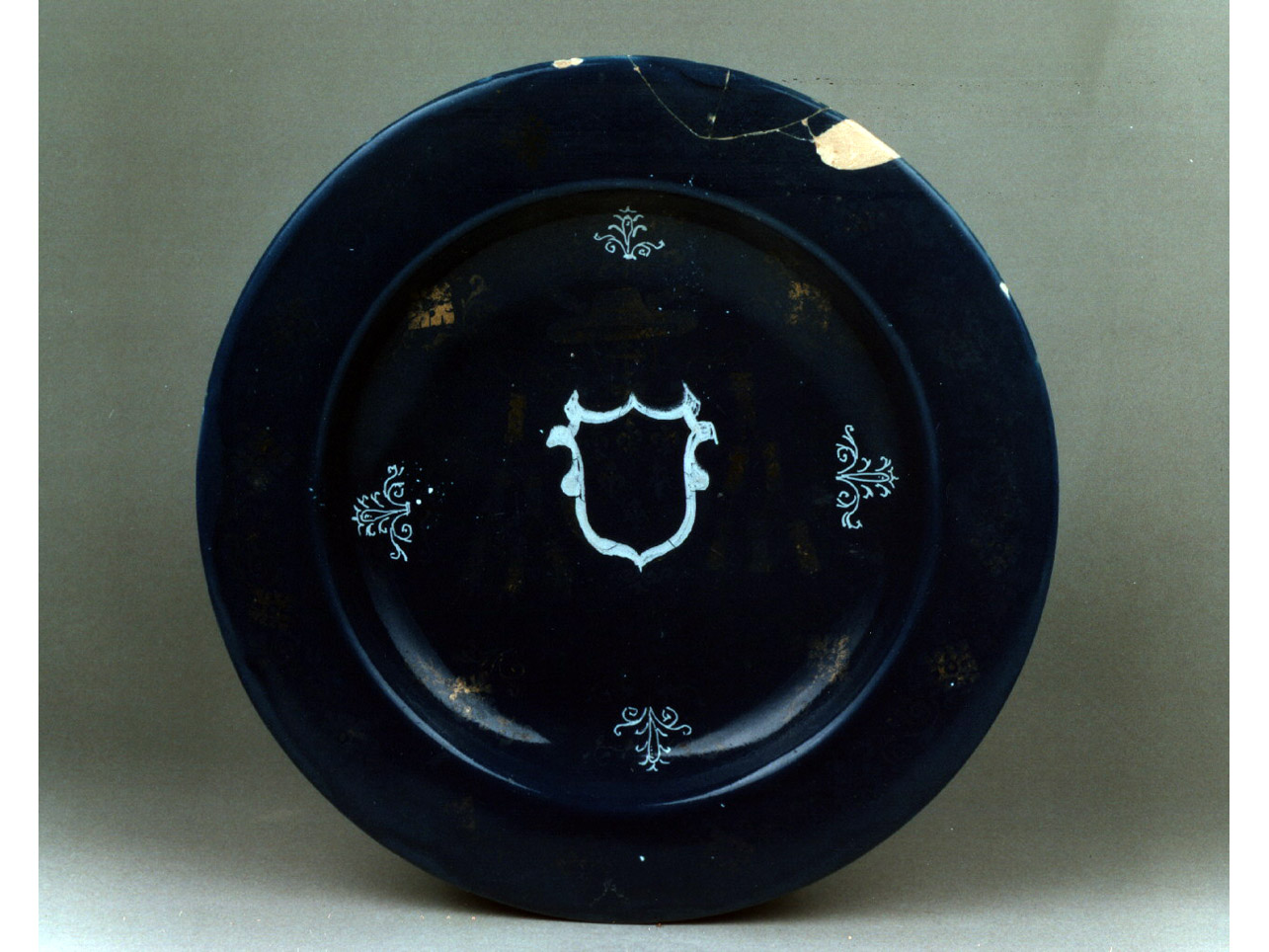 stemma cardinalizio (piatto) di Pompei Orazio (bottega) - manifattura di Castelli (sec. XVI)