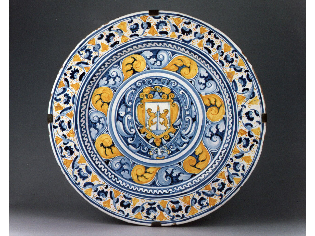 stemma con animale rampante/ motivi decorativi (piatto) - manifattura di Laterza (sec. XVII)