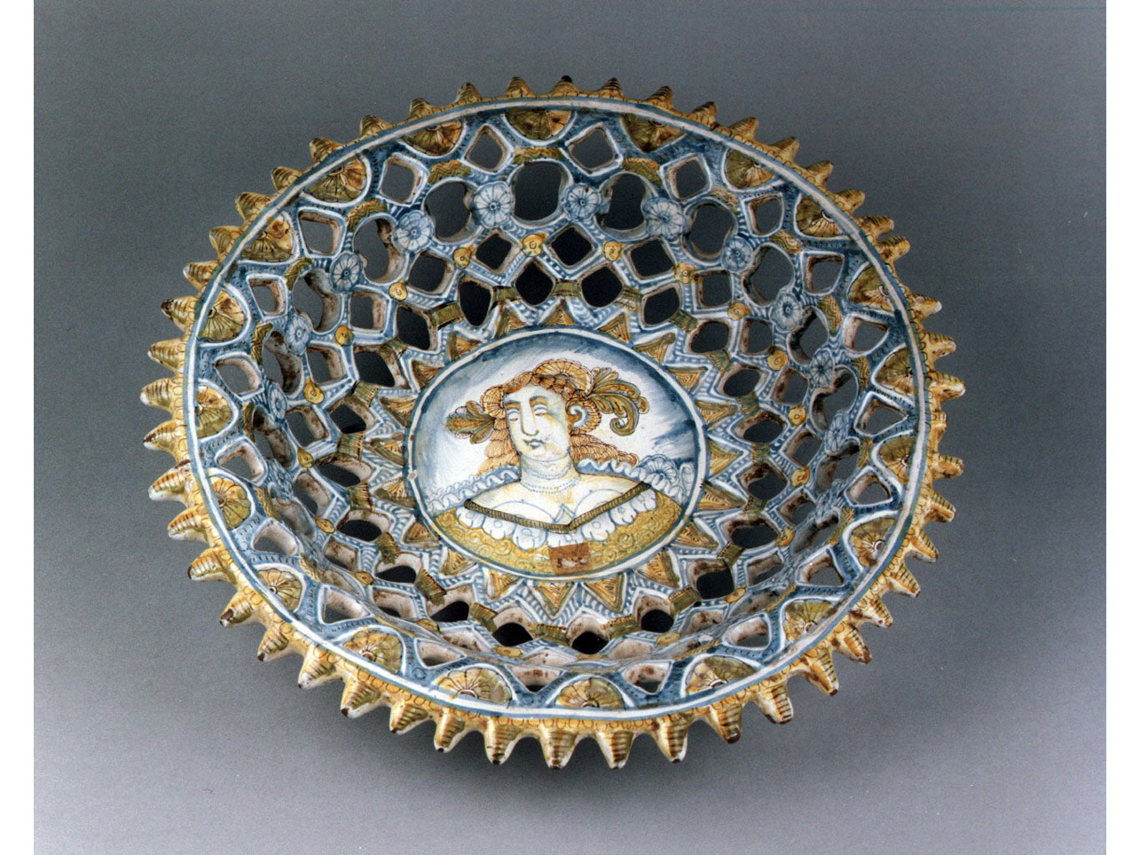 figura femminile (coppa) - manifattura di Castelli (sec. XVII)
