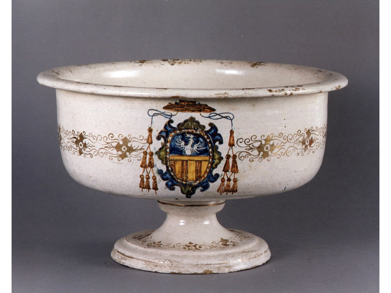 stemma gentilizio (coppa) - manifattura di Castelli (ultimo quarto sec. XVI)