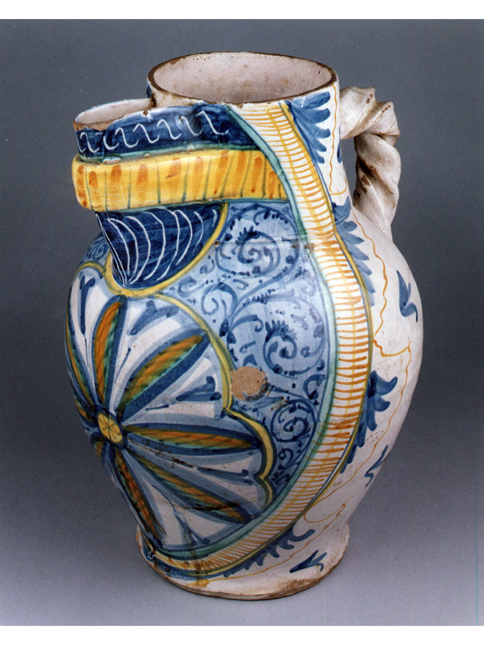 motivi decorativi floreali (brocca) - manifattura di Deruta (sec. XVI)