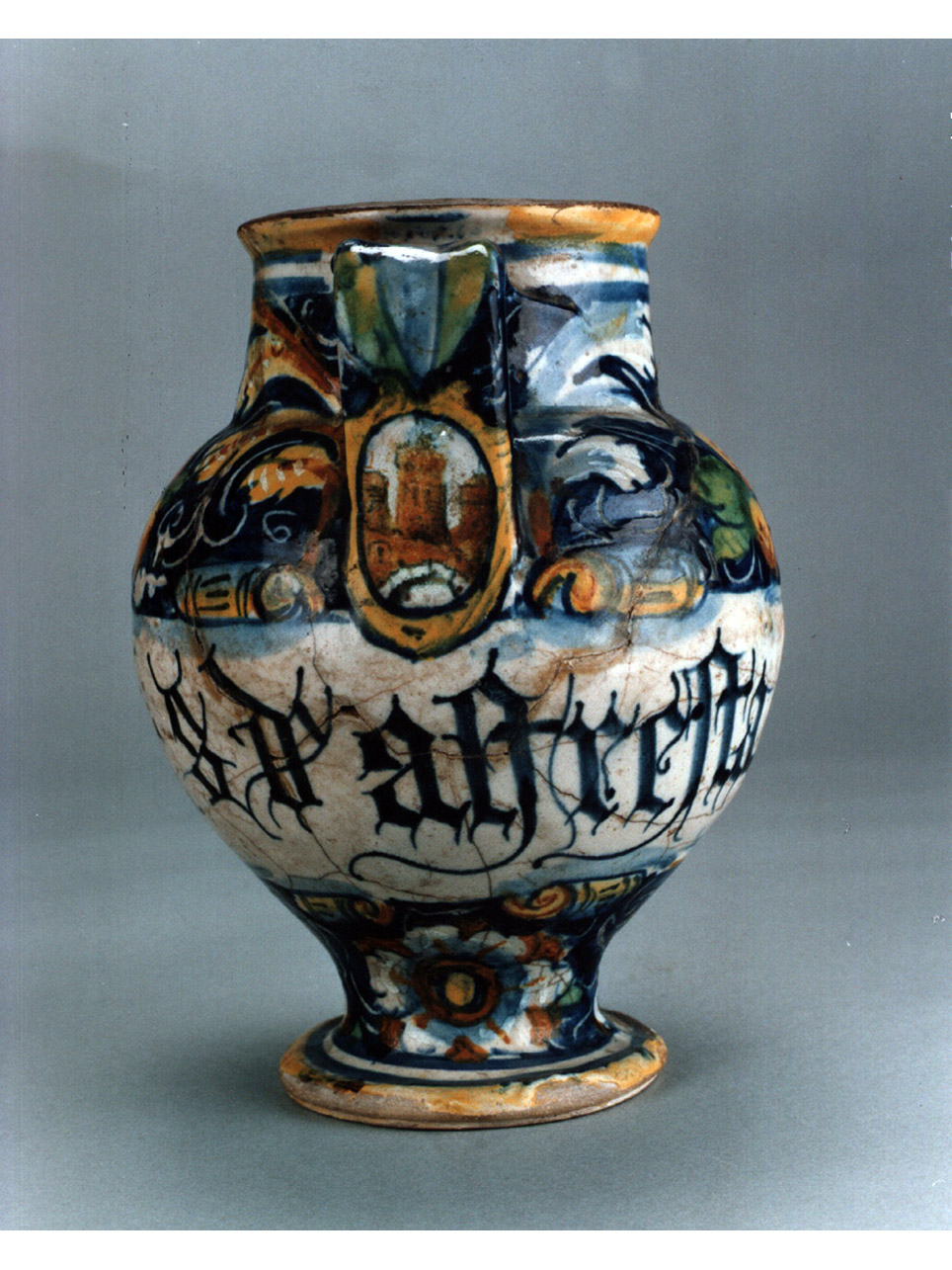 stemma/ motivi decorativi floreali (orciolo) - manifattura veneziana (ultimo quarto sec. XVI)