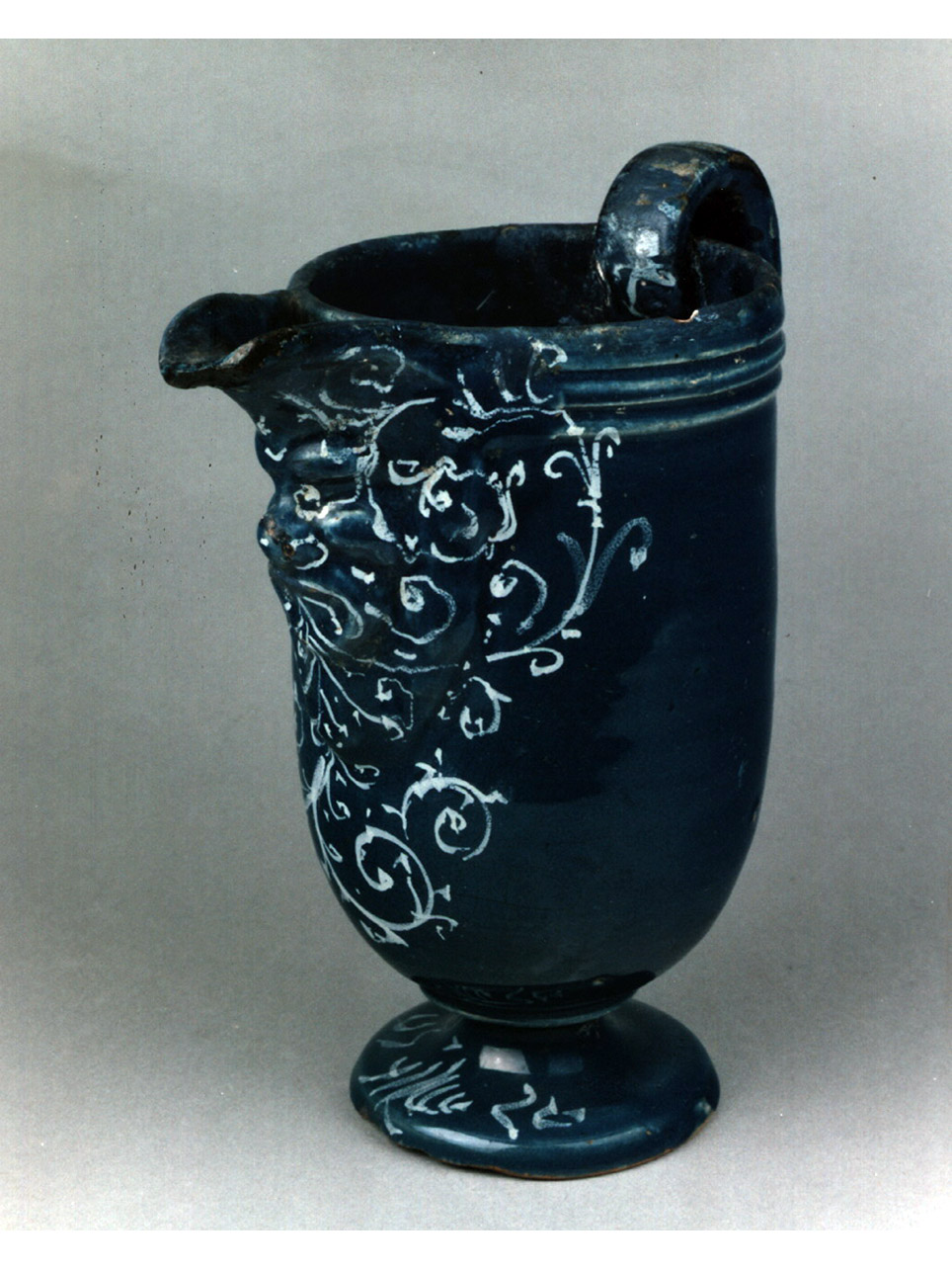 motivi decorativi a girali (brocca) - manifattura di Castelli (ultimo quarto sec. XVI)