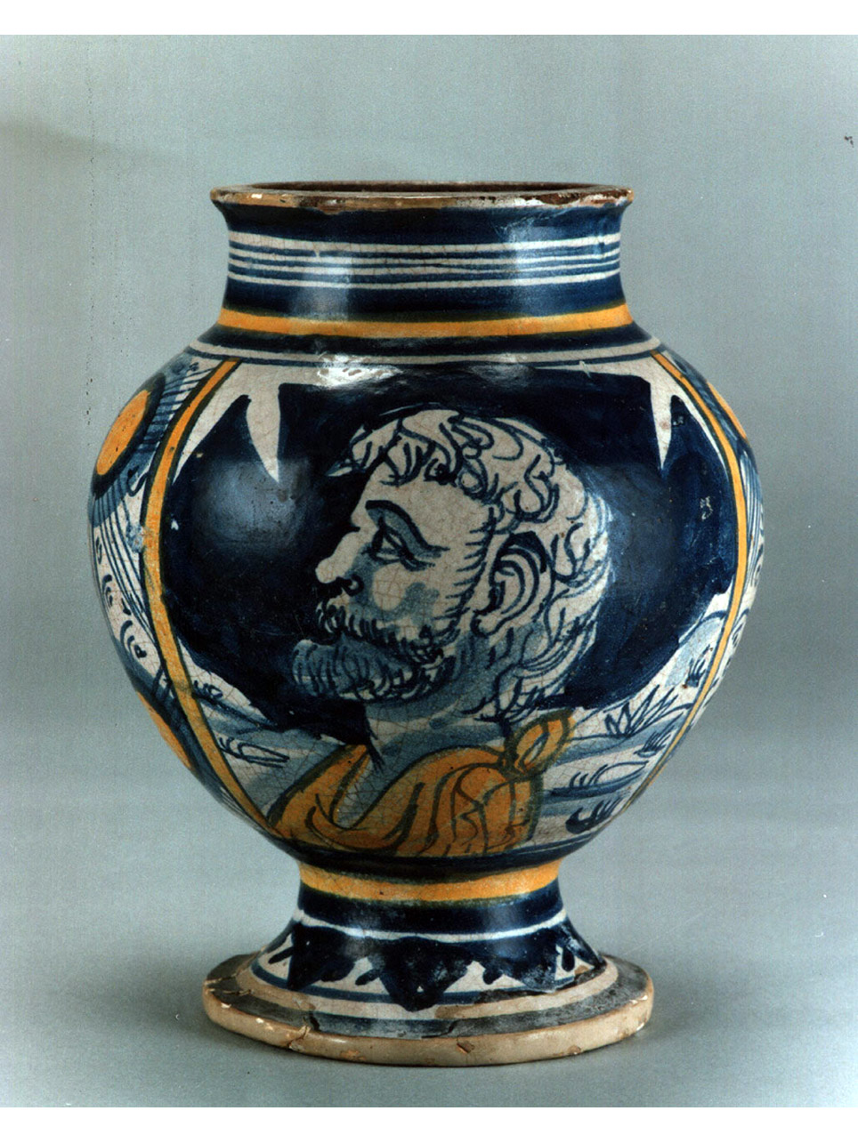 ritratto d'uomo di profilo (vaso) - manifattura napoletana (sec. XVI)