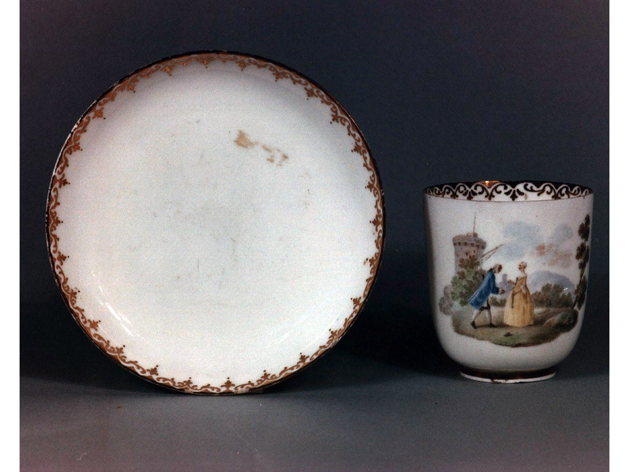 paesaggio con figure (tazza) di Caselli Giovanni (bottega) (sec. XVIII)