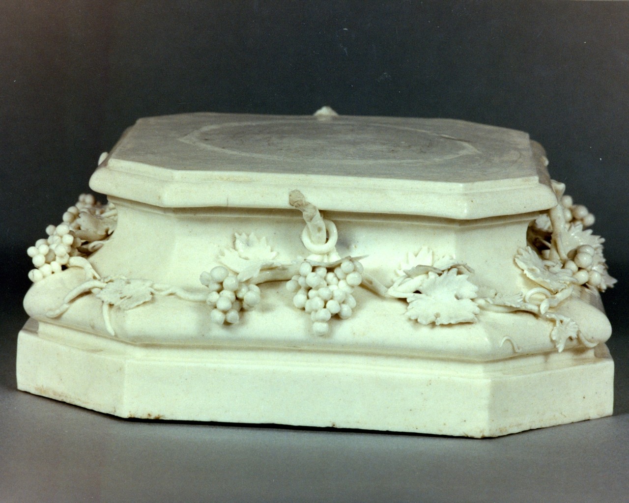 natura morta con frutta (base) - manifattura di Capodimonte (sec. XVIII)