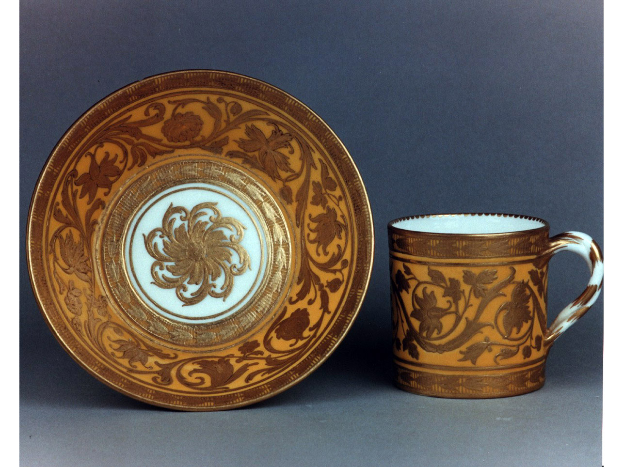 motivi decorativi vegetali (tazza) di Le Guay Etienne Henry (sec. XVIII)