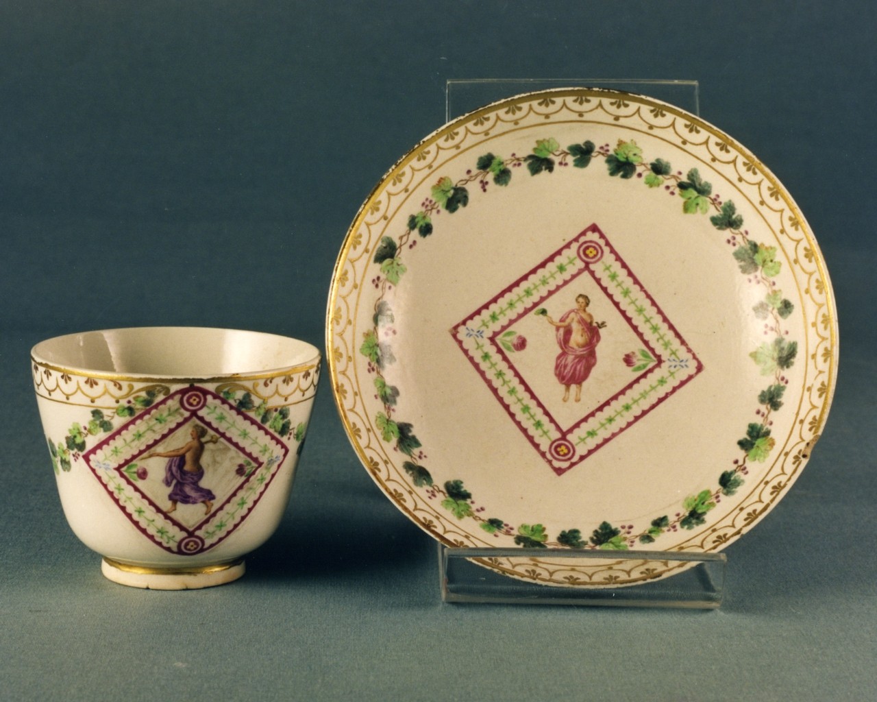 menade danzante/ motivi decorativi a pampini (piattino) - Real Fabbrica di Napoli (sec. XVIII)