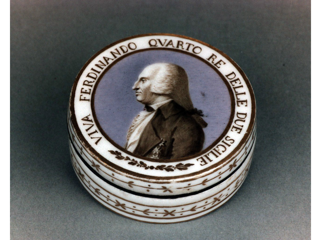 ritratto del sovrano Ferdinando IV (tabacchiera) - Real Fabbrica di Napoli (secc. XVIII/ XIX)