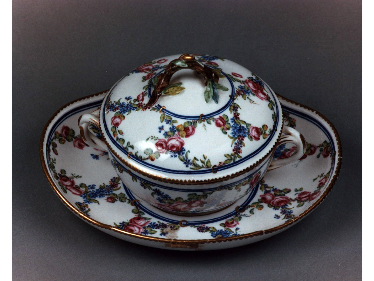motivi decorativi floreali (tazza puerperale) di Taillandier Vincent (sec. XVIII)