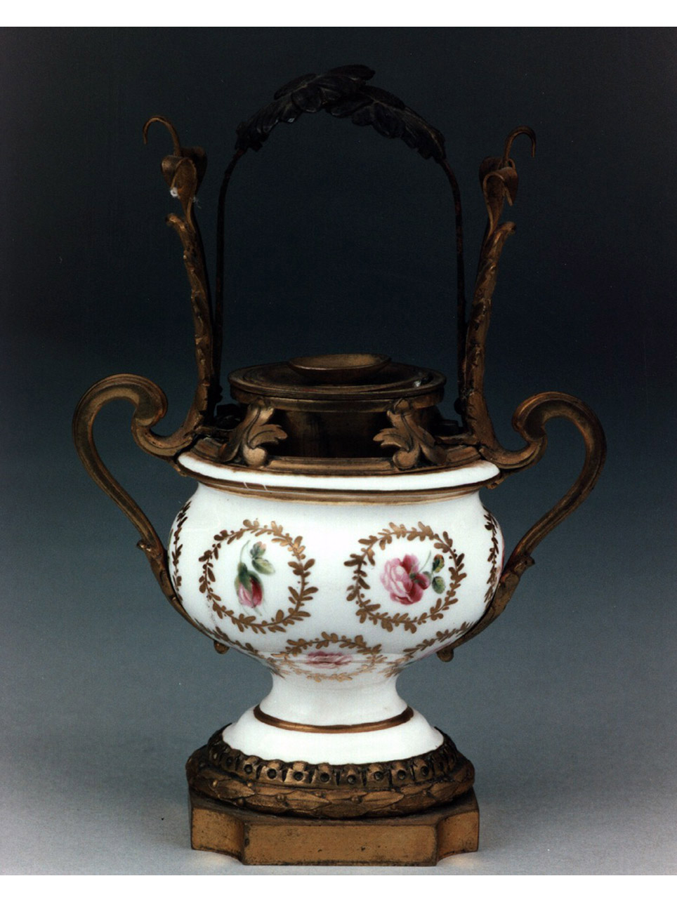 motivi decorativi floreali (lampada ad olio) - manifattura di Sèvres (sec. XVIII)