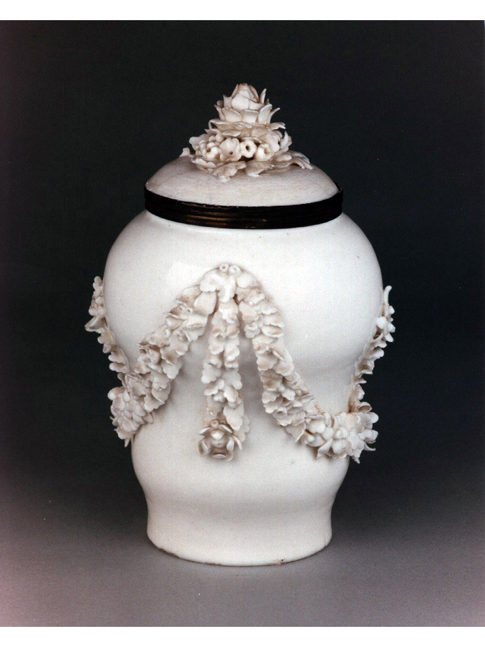 motivi decorativi floreali (vasetto) - manifattura di Mennecy (sec. XVIII)